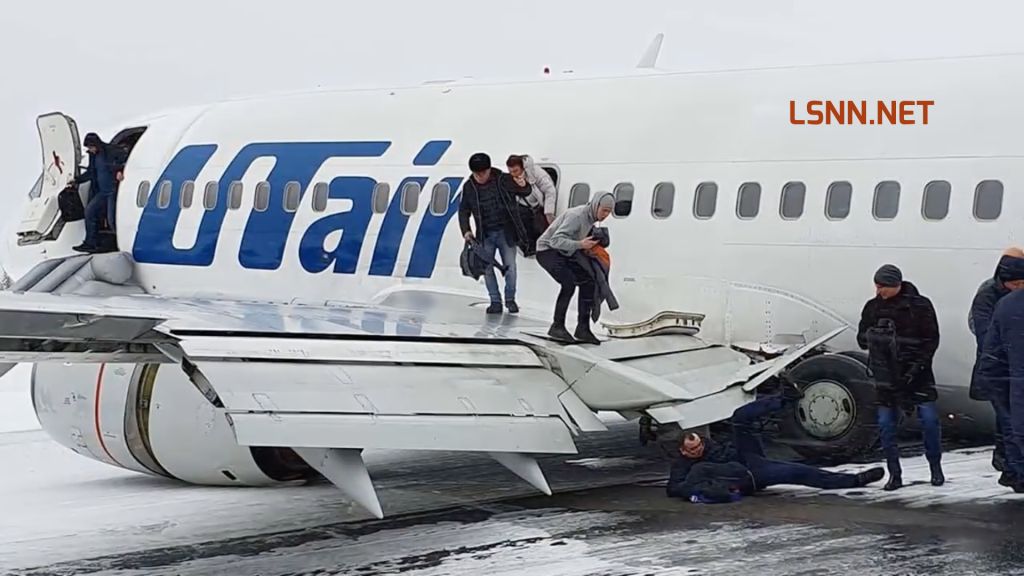 Russia: impressionanti immagini di un Boeing 737 costretto ad atterrare in emergenza senza carrello VIDEO