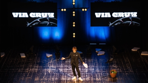 Giuseppe Cruciani: Un Debutto Teatrale Senza Censure